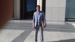 رافت ابراهيم رئيس تحرير وكالة انباء البترول امام منظمة اوابك للبترول بالكويت