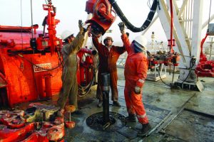 النفط يواجه ضغوط تباطؤ الاقتصاد العالمي .. والرهان على انتعاش الطلب