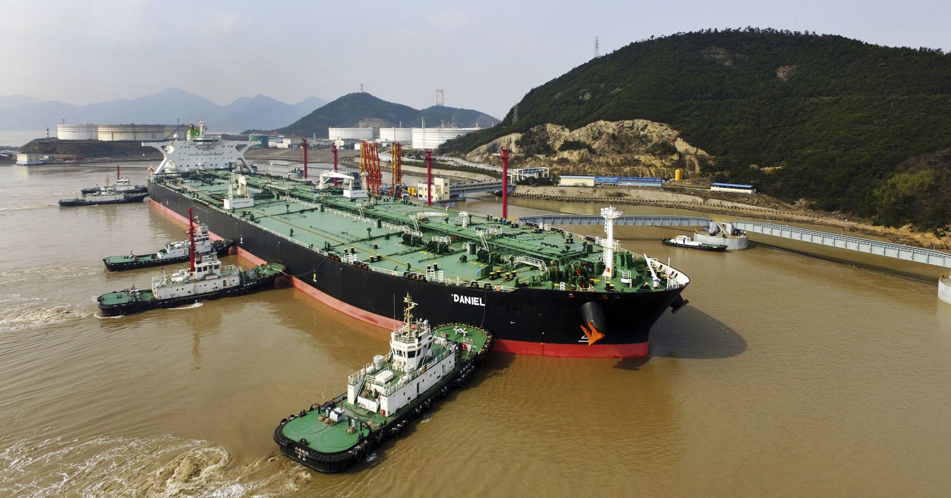 Tugboats dock the oil tanker "Daniel" carrying crude oil imported from Iran at the Port of Zhoushan in Zhoushan city, east China's Zhejiang province, 8 March 2018. 