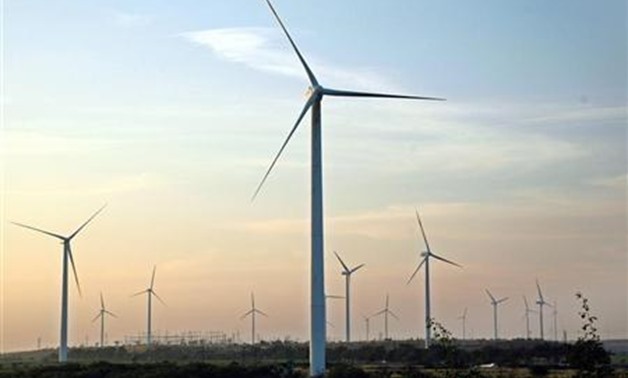 Wind turbines turn in the breeze at Nagaj village in Sangli district in the western Indian state of Maharashtra December 5, 2009. REUTERS/Uday Deolekar