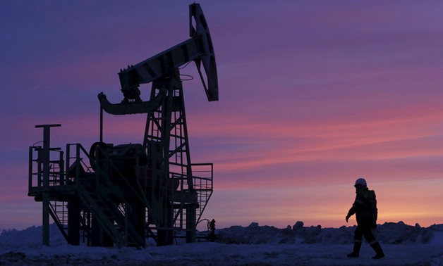 FILE PHOTO: A worker at an oil field owned by Bashneft, Bashkortostan, Russia, January 28, 2015. REUTERS/Sergei Karpukhin/File Photo - D1BEUBAWKVAB