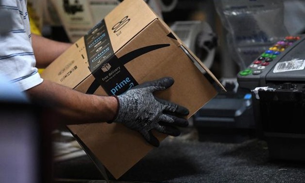 Amazon rolls out machines that pack orders and replace jobs: Ruters