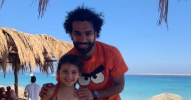 محمد صلاح مع بنات متعب على البحر فى الجونة