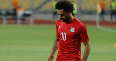 سوبر كورة.. مشجعون يرتدون ماسك محمد صلاح أثناء التوجه لاستاد القاهرة.. فيديو