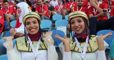 بالزى الفرعونى.. الجماهير تؤازر منتخب مصر فى افتتاح كان 2019