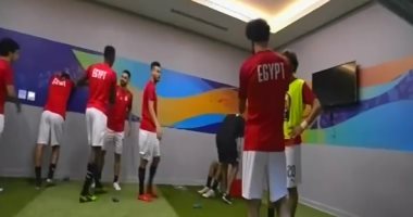 شاهد.. إحماء لاعبى المنتخب فى غرف الملابس وتعليمات خاصة من صلاح لعلاء