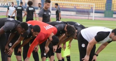 صورة.. منتخب مصر يؤدى صلاة المغرب قبل بداية الاستعداد للكونغو