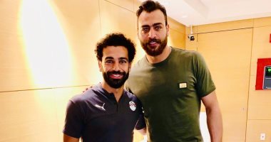 شاهد.. أبو جبل يلتقط صور تذكارية مع صلاح في ظهوره بمعسكر المنتخب