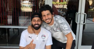 صورة بالعكاز.. حجازى يدعم جنش بعد إصابته فى تدريب المنتخب