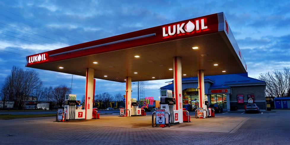 Lukoil الروسية تأمل أن يسمح اتفاق أوبك بصعود النفط صوب 70 دولاراً | أخر الأخبار