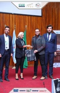 صفاء بريص تسلم الفائزين فى مسابقة المؤتمر الدولى للنفط والعلوم الارضية جائزة الشركة