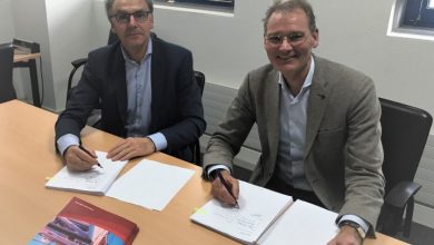 Arne Hubregtse of Spliethoff and Jan-Pieter Klaver of KenzFigee at the contract signing; Source: KenzFigee