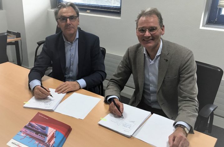 Arne Hubregtse of Spliethoff and Jan-Pieter Klaver of KenzFigee at the contract signing; Source: KenzFigee