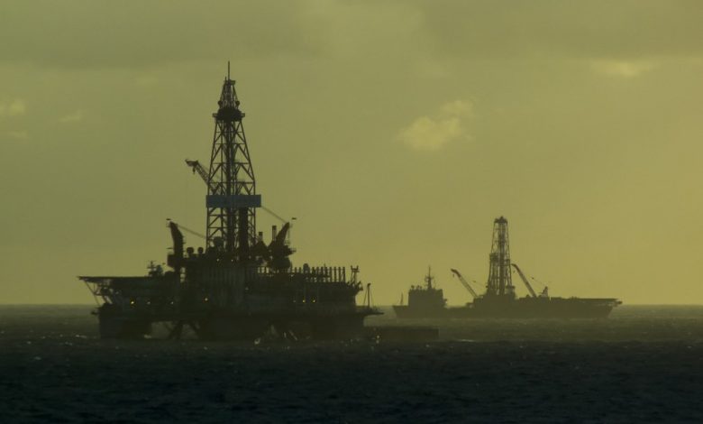 U.S. weekly offshore rig count inches down