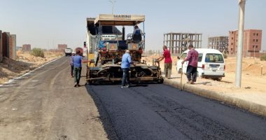 استكمال أعمال الطرق بعدة مناطق بمدينتي العاشر من رمضان والصالحية الجديدة